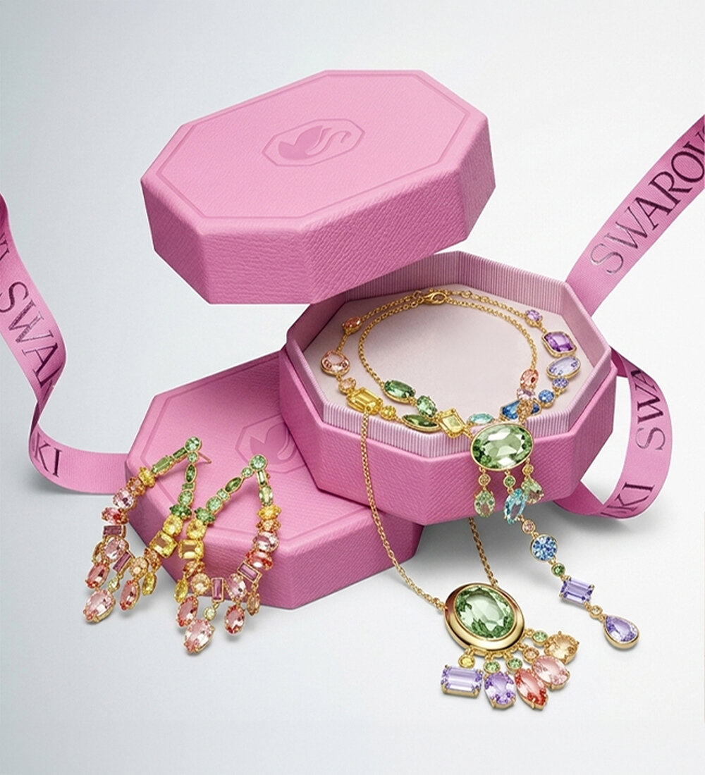 Kristal Kutu'da yapacağın Swarovski alışverişinde cebindeki 400 Hediye Paracık'la 5.000 TL ve üzeri alışverişlerinde 400 TL, 10.000 TL ve üzerine 1.000 TL daha az öde.1.000 TL daha az öde -2