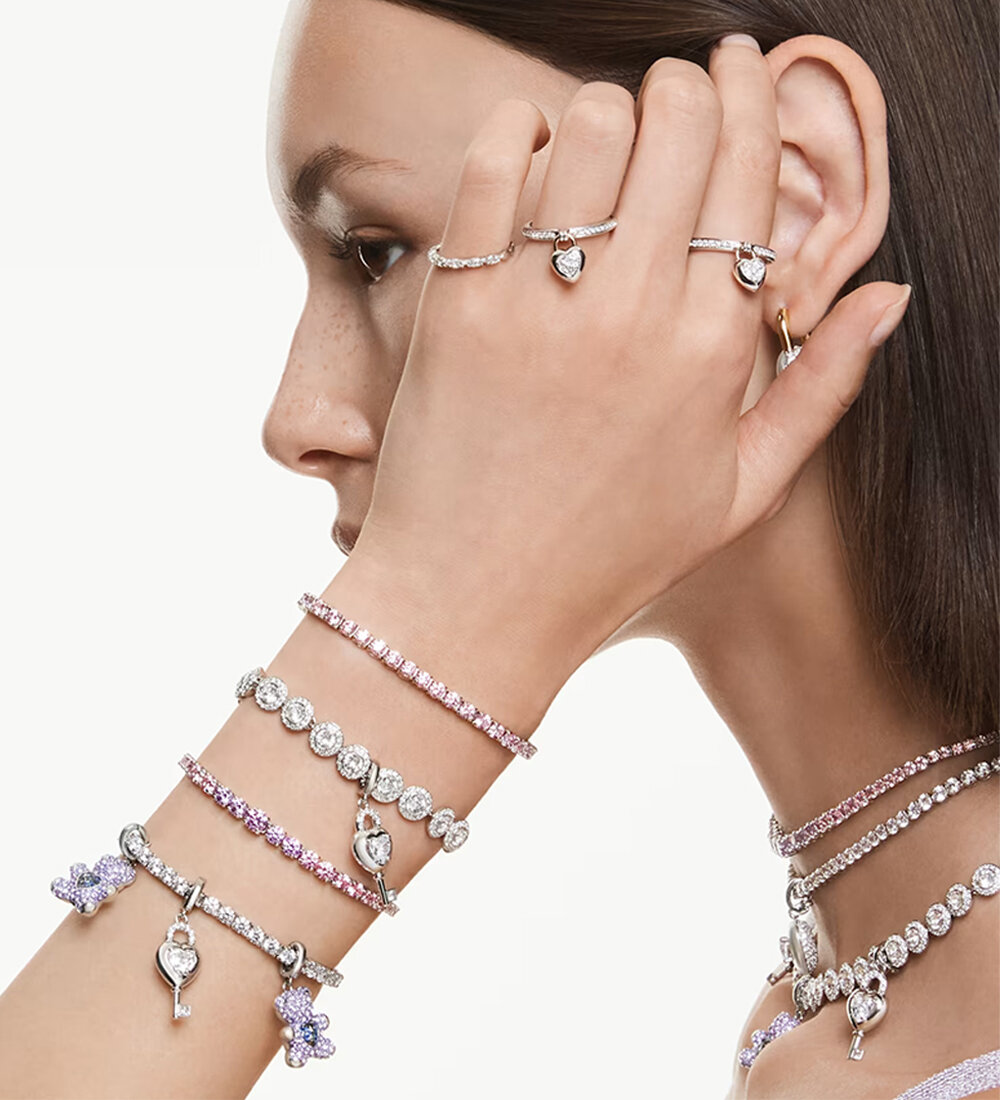 Kristal Kutu'da yapacağın Swarovski alışverişinde cebindeki 400 Hediye Paracık'la 5.000 TL ve üzeri alışverişlerinde 400 TL, 10.000 TL ve üzerine 1.000 TL daha az öde.1.000 TL daha az öde -7